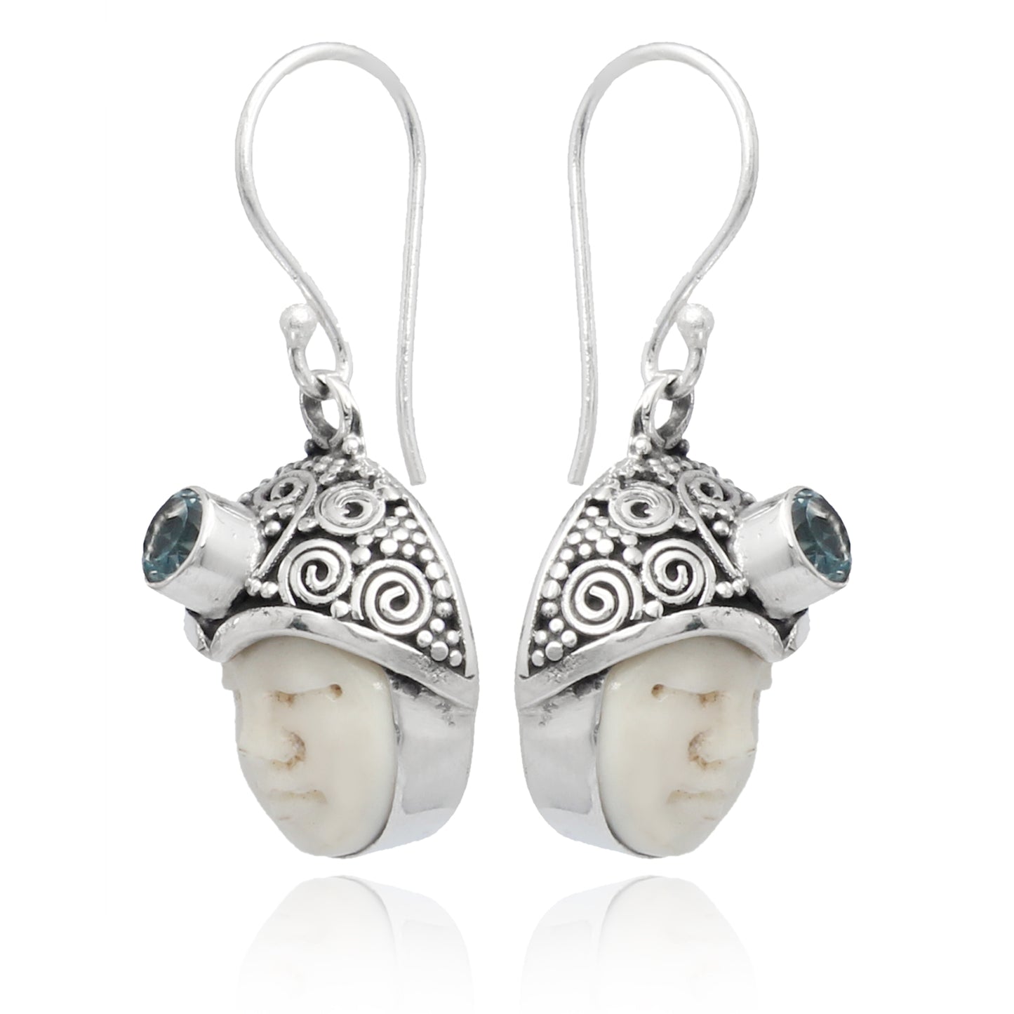 Pendientes de plata con cara tallada en hueso y topacio azul Shadi