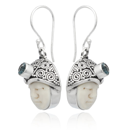 Pendientes de plata con cara tallada en hueso y topacio azul Shadi
