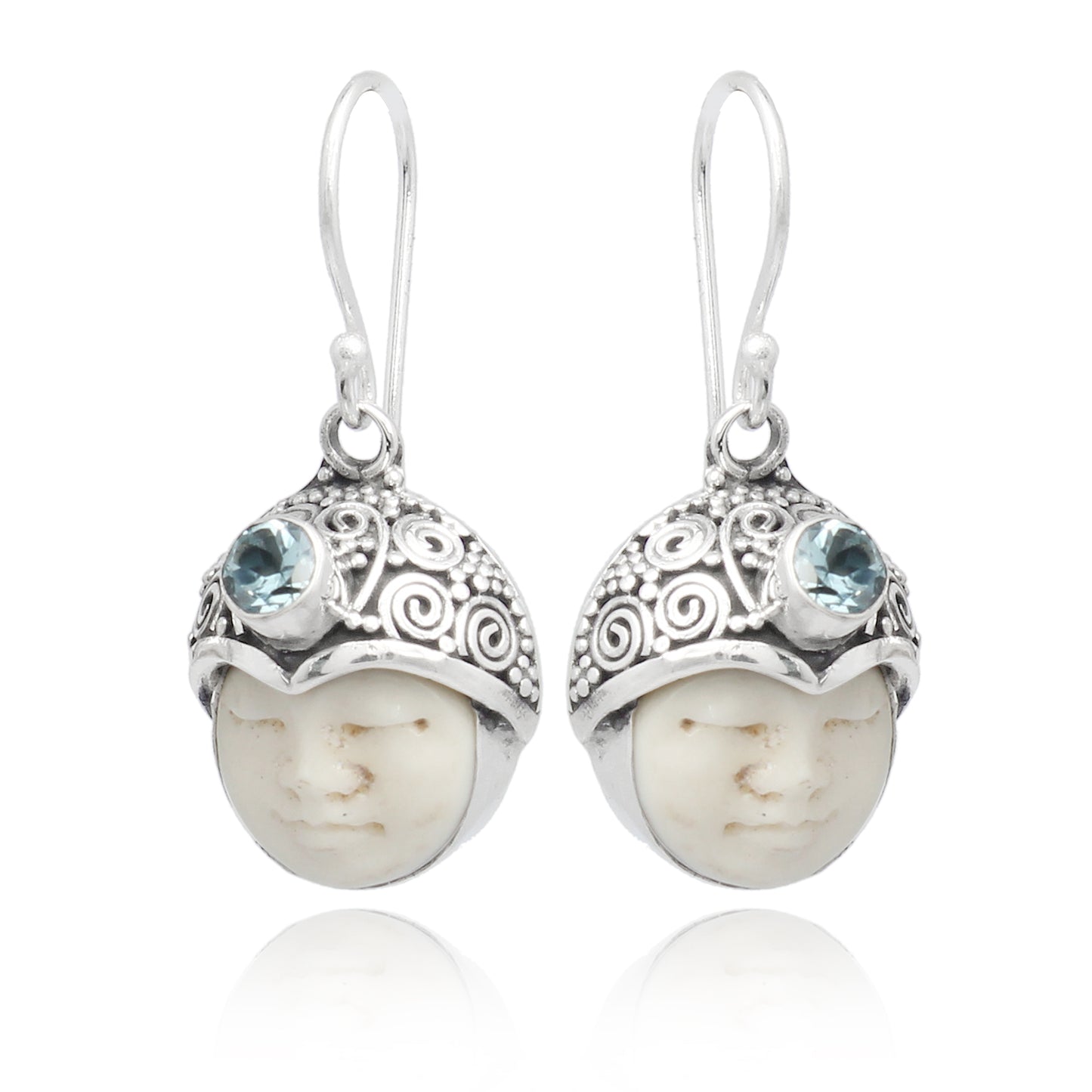 Pendientes de plata con cara tallada en hueso y topacio shadi